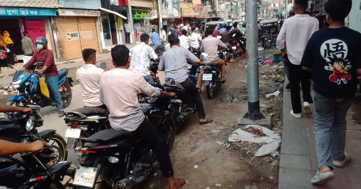 নবীগঞ্জে পেট্রল পাম্পে মোটরসাইকেলের দীর্ঘ লাইন