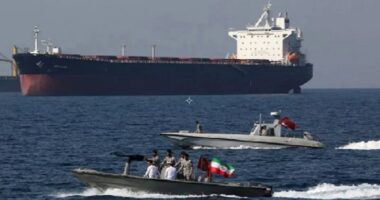 হরমুজ পার হতে ইরানি সেনাবাহিনীর অনুমতি লাগবে: শীর্ষ সামরিক কর্মকর্তা