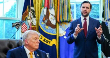 সমৃদ্ধ ইউরেনিয়ামের বিনিময়ে ২০ বিলিয়ন ডলার নগদ পাচ্ছে ইরান