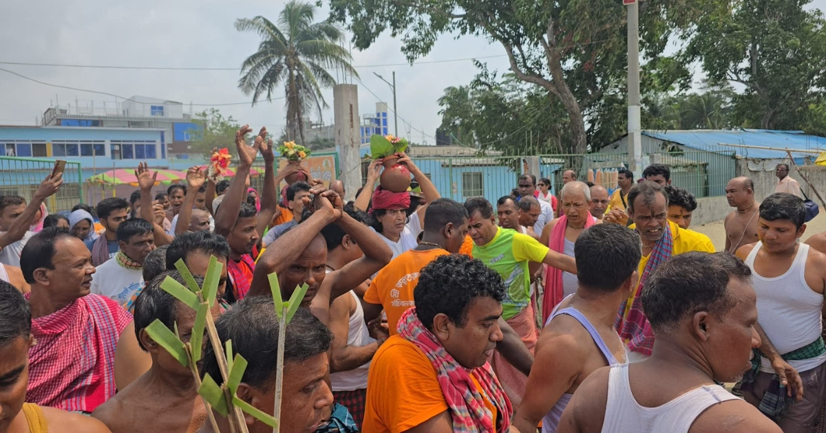 পুণ্যলাভের আশায় কুয়াকাটায় সমুদ্রস্নান, ভক্তদের ঢল