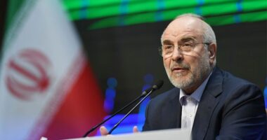 আলোচনার টেবিলকে ‘আত্মসমর্পণের মঞ্চে’ পরিণত করার চেষ্টায় ট্রাম্প : গালিবাফ