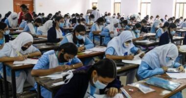 পরীক্ষাকেন্দ্রে ঘড়ি-বোর্ড নিতে না দেয়ায় অভিভাবকদের অসন্তোষ