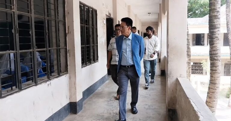 প্রটোকল ছাড়া গাড়ির পতাকা ঢেকে হঠাৎ এসএসসি পরীক্ষা কেন্দ্রে শিক্ষামন্ত্রী