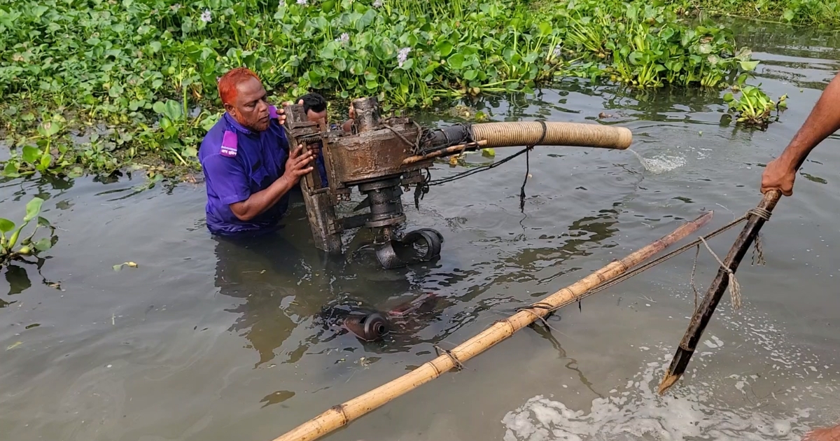 ডোমারে বোমা মেশিনে বালু উত্তোলন, মেশিন জব্দ ও পাইপ ধ্বংস