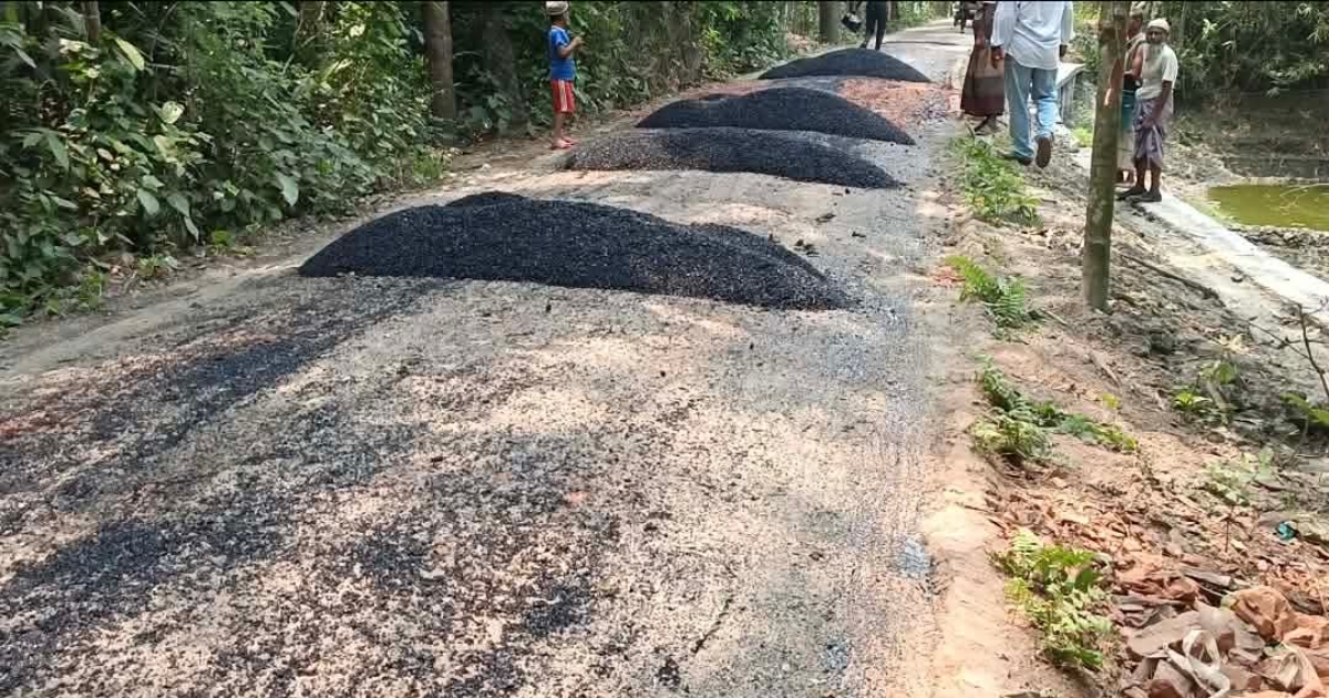 হাত দিলেই উঠে আসছে পিচ, রাঙ্গাবালীতে ৮০ লাখ টাকার সড়ক সংস্কারে হরিলুট