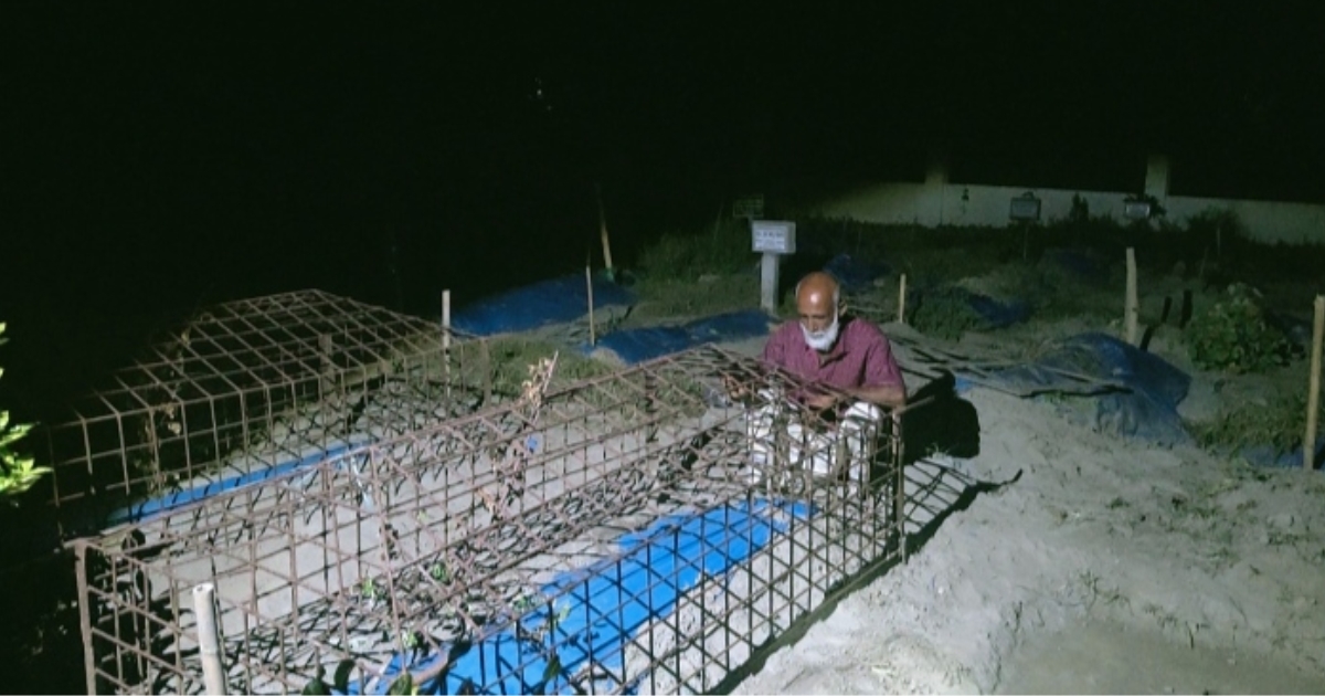 লাশ চুরির আতঙ্কে কবর পাহারায় নির্ঘুম এক বাবার রাত