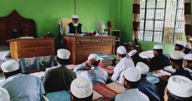 রাষ্ট্রের গুরুত্বপূর্ণ দায়িত্ব পালন শেষে আবারও শিক্ষকতা পেশায় ফিরেছেন ড. খালিদ হোসেন