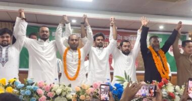 ইসহাক সরকারকে ফুলের মালা দিয়ে বরণ করে বুকে টেনে নিলেন নাহিদ ইসলাম