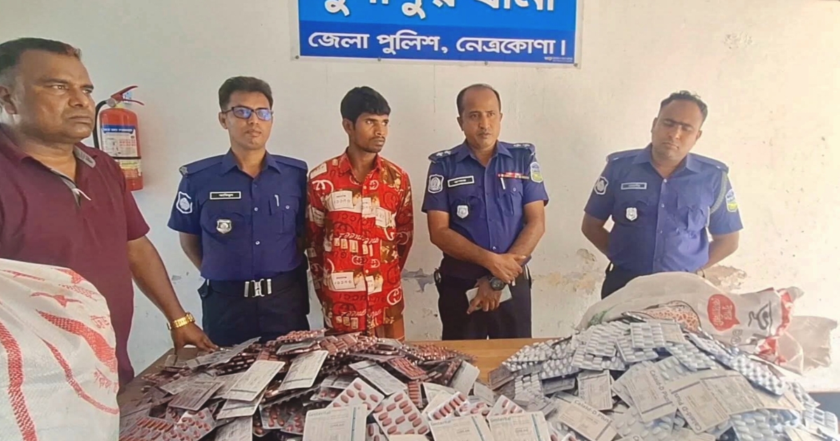 দুর্গাপুরে বিপুল পরিমাণ ভারতীয় ট্যাবলেটসহ আটক ১