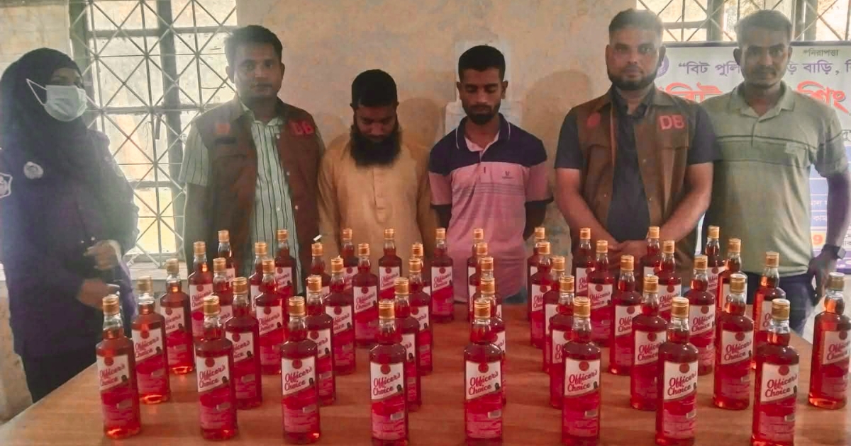 দুর্গাপুরে ডিবির অভিযানে ৪৮ বোতল ভারতীয় মদসহ দুই ভাই আটক