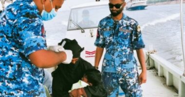 মুন্সিগঞ্জে লঞ্চে অসুস্থ শিশুকে কোস্ট গার্ডের জরুরি চিকিৎসা সহায়তা