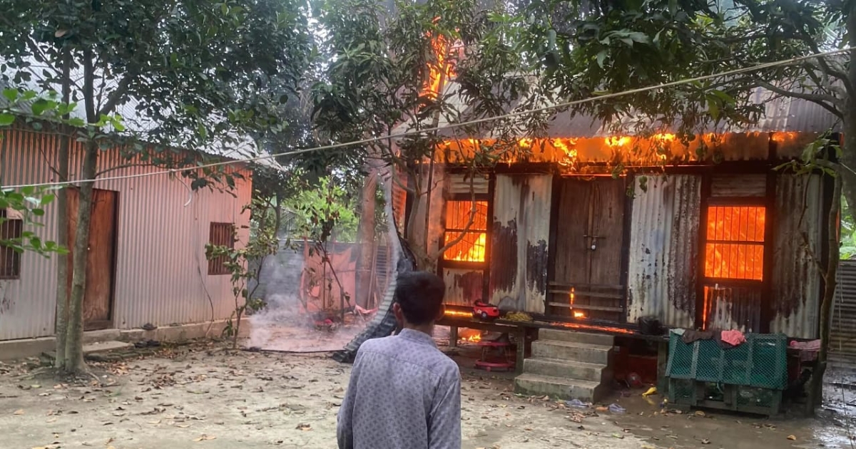 মুন্সিগঞ্জে বৈদ্যুতিক শর্ট সার্কিটে ভয়াবহ অগ্নিকাণ্ড, বসতঘর পুড়ে ছাই—ক্ষতি দেড় লাখ টাকা