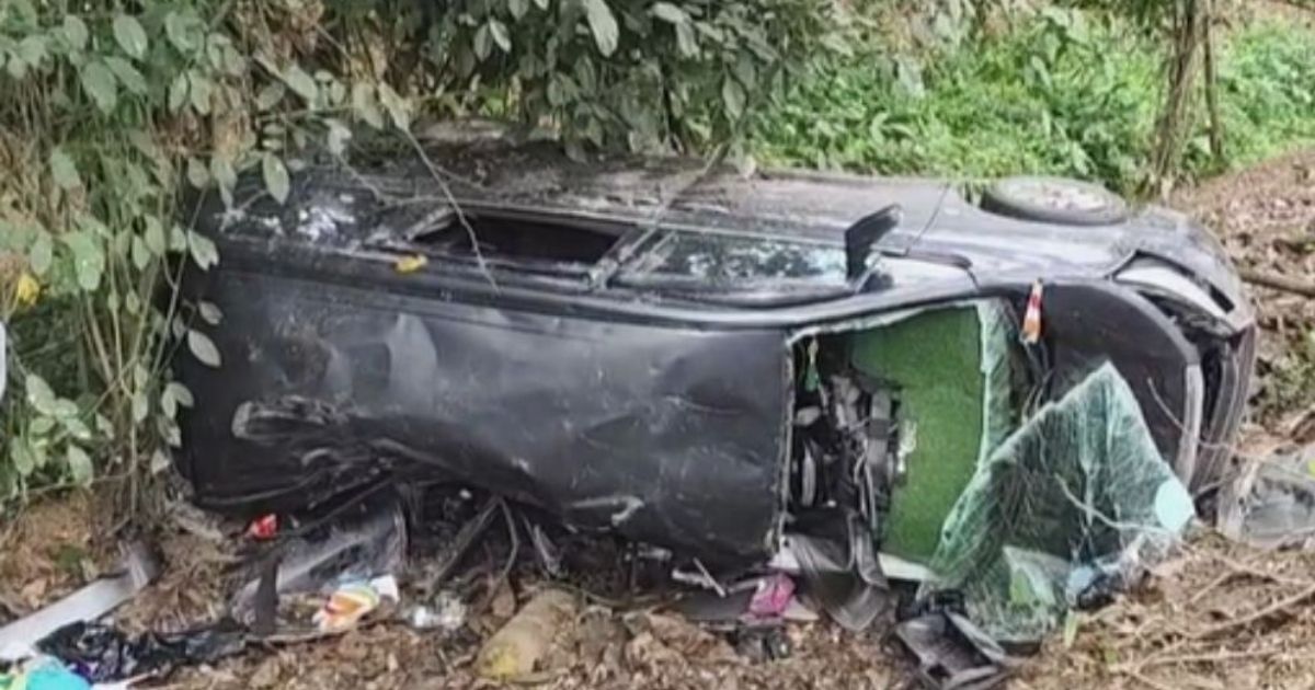 মাইক্রোবাসে বাসের ধাক্কা, খাদে পড়ে নিহত ৩