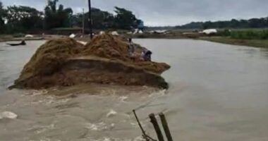 বাঁধ ভেঙে পানি ঢুকছে সুনামগঞ্জের এরনবিল হাওরে