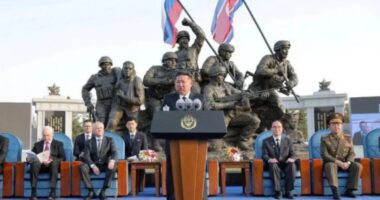 ইউক্রেনের হাতে বন্দি হওয়া এড়াতে ‘আত্মঘাতী’ সেনাদের প্রশংসা করলেন কিম জং উন