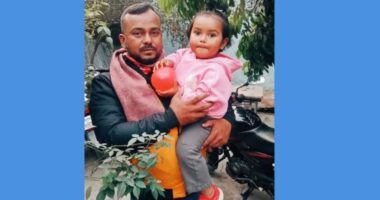 বজ্রপাতে বাবার মৃত্যু, কোল থেকে ছিটকে বাঁচল মেয়ে