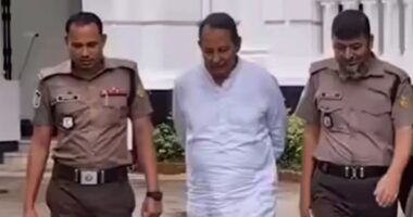 শাস্তির মুখে ইনুকে ‘টেনশন কইরেন না’ বলা সেই ২ পুলিশ সদস্য