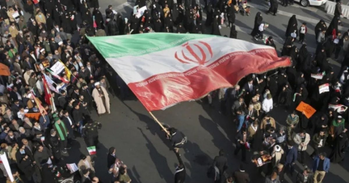 ‘আমরা যুদ্ধকে ভয় পাই না’: সরকারের সমর্থনে ইরানিদের বিশাল সমাবেশ