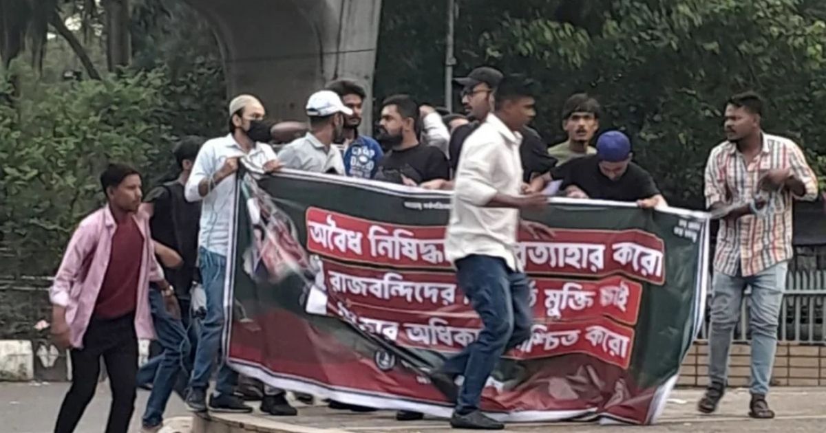 টিএসসিতে ছাত্রলীগের ঝটিকা মিছিল, গাড়িসহ আটক ২