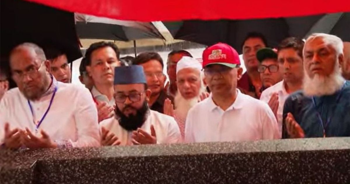 হযরত শাহজালালের মাজার জিয়ারত করলেন প্রধানমন্ত্রী