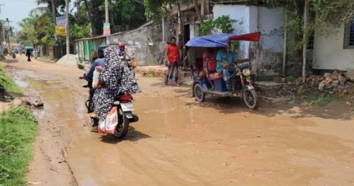 সড়কের বেহাল দশা লাখো মানুষের চরম দুর্ভোগ