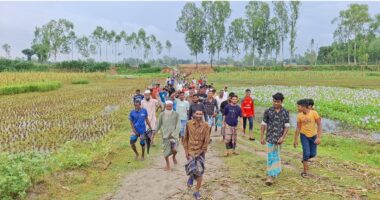 রৌমারীর ইছাকুড়ি জিনজিরাম নদীতে ব্রিজ নির্মাণের দাবিতে এলাকাবাসির মানববন্ধন
