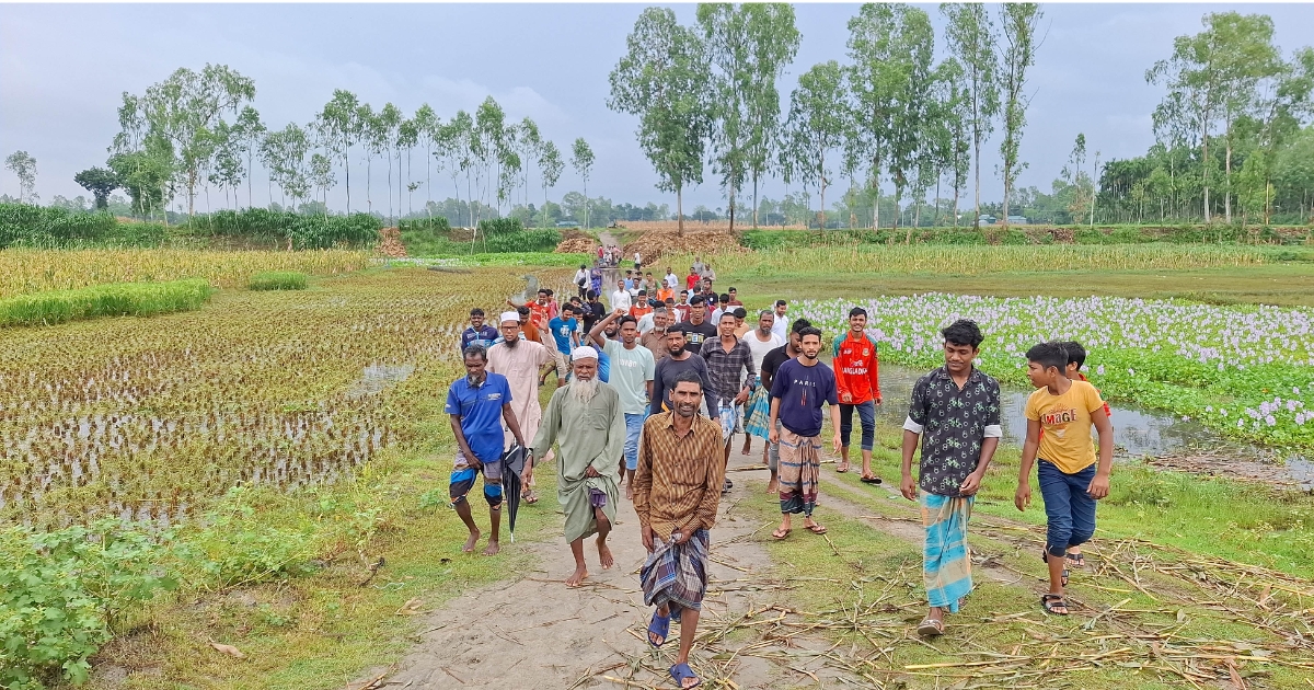 রৌমারীর ইছাকুড়ি জিনজিরাম নদীতে ব্রিজ নির্মাণের দাবিতে এলাকাবাসির মানববন্ধন