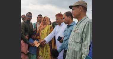 নাসিরনগরে ধান তলিয়ে যাওয়া দেখে মারা যাওয়া কৃষকের পরিবারকে আর্থিক অনুদান প্রদান