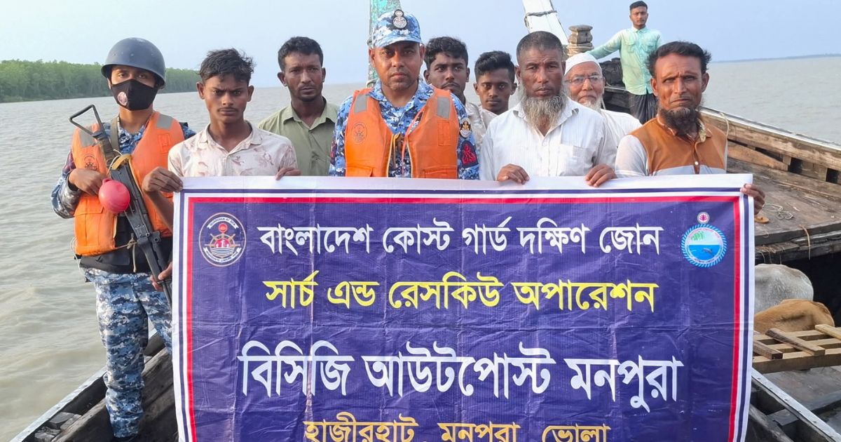 মেঘনায় মৃ/ত্যু/র মুখ থেকে ১২ যাত্রীকে উদ্ধার করল কোস্টগার্ড!