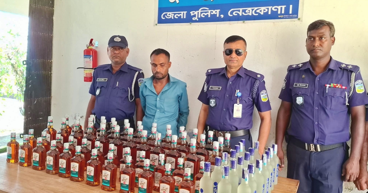 দুর্গাপুরে পুলিশের অভিযানে দেড় লাখ টাকার মদ উদ্ধার, গ্রেপ্তার ১