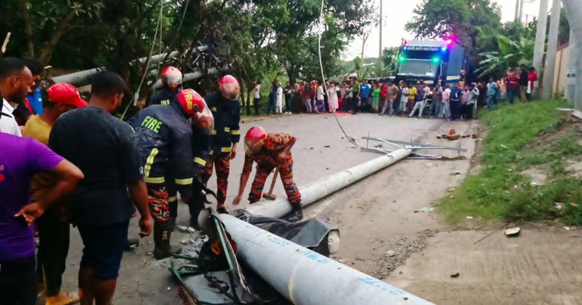 গাজীপুরে অটোরিকশার ওপর বিদ্যুতের খুঁটি ভেঙে পড়ে শিক্ষিকা নিহত, আহত ২